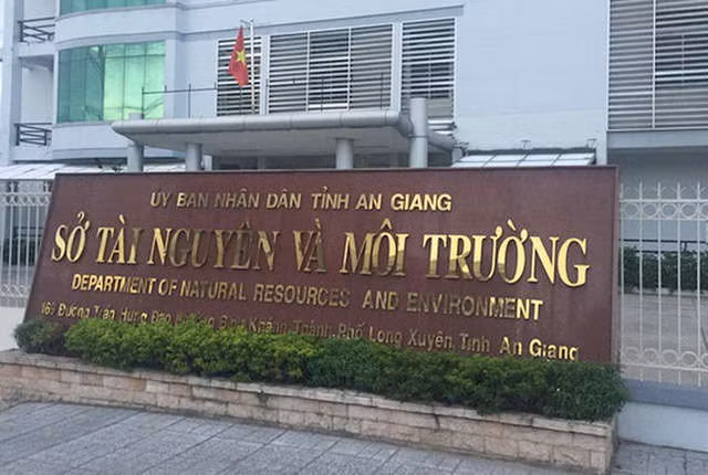 Để khai thác cát cả ngày lẫn đêm, giám đốc sở TN-MT bị cảnh cáo - Ảnh 1.