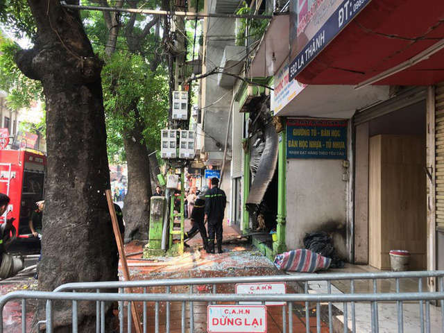 Cháy lớn cửa hàng trên đường La Thành, nhiều người nhảy xuống thoát thân - Ảnh 1.