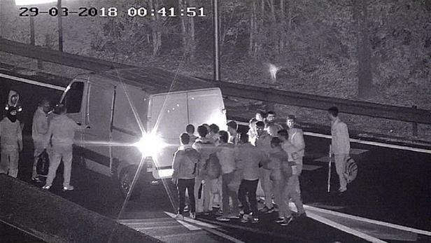 Duong day buon nguoi toi Anh qua diem nong o Phap hinh anh 3 