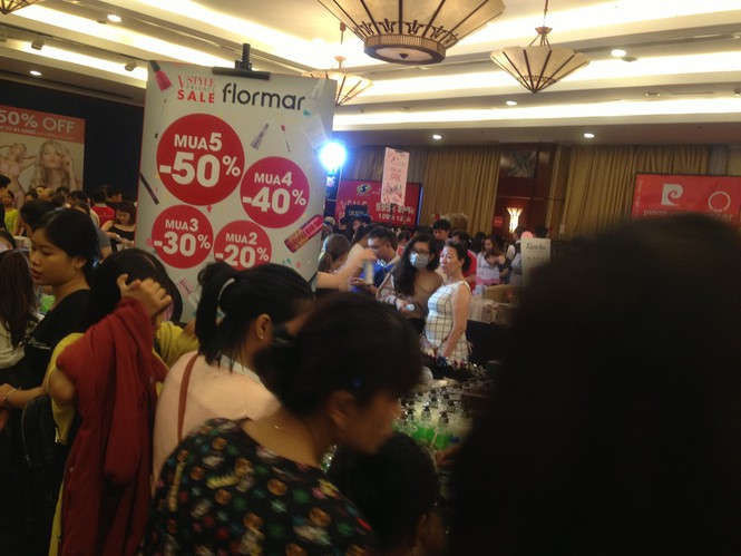 Black Friday: Chen lấn săn hàng giảm giá trong đêm Sài Gòn - ảnh 7