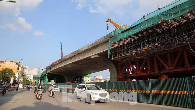 Người dân khốn khổ luồn lách trong khói bụi khi qua đại công trường vành đai 2 - Ảnh 11.