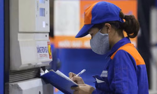 Nhân viên một trạm xăng ở Hà Nội ghi chép số lượng bán các mặt hàng xăng dầu trong ngày. Ảnh: Ngọc Thành