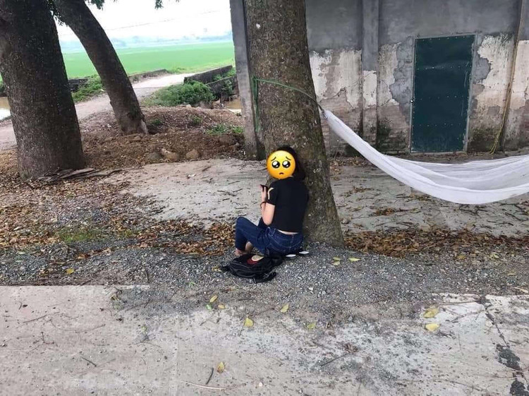 Bức ảnh lan truyền trên mạng, nhân vật trong ảnh được cho là thí sinh bị cha mẹ mắng, đuổi ra khỏi nhà vì thi trượt.