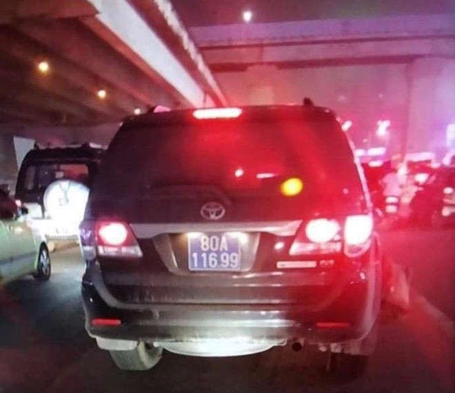 Xe Fortuner bien xanh tong guc nguoi dan ong tren pho roi bo chay hinh anh 1 