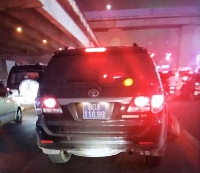 Xe Fortuner bien xanh tong guc nguoi dan ong tren pho roi bo chay hinh anh 1 