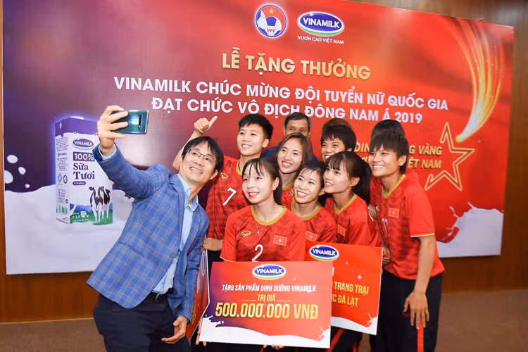 Các “cô gái vàng” và HLV Mai Đức Chung vui vẻ chụp ảnh “selfie” cùng đại diện Vinamilk.