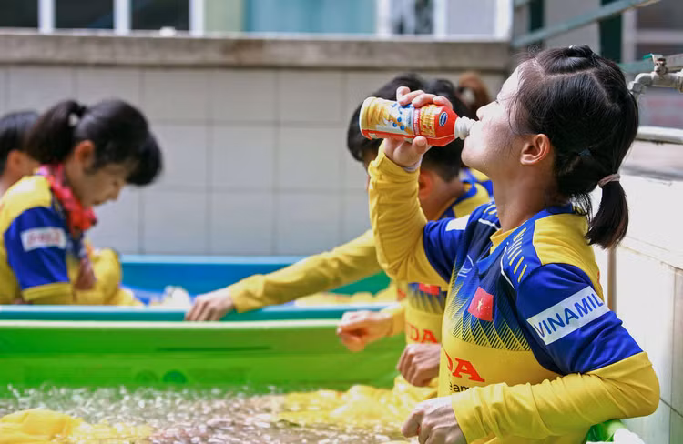 Sau giờ tập luyện các tuyển thủ được bổ sung protein và dưỡng chất từ Vinamilk Power trong lúc ngâm đá phục hồi cơ.