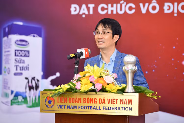 Ông Phan Minh Tiên phát biểu chúc mừng đội tuyển đã đạt thành tích xuất sắc tại Giải vô địch Bóng đá nữ Đông Nam Á 2019.