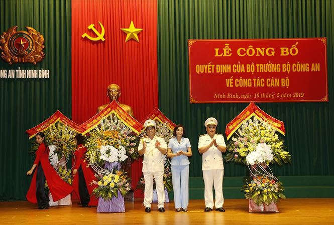 Bí thư Tỉnh uỷ Ninh Bình chúc mừng tân, nguyên Giám đốc Công an tỉnh - Ảnh: Hoàng Long