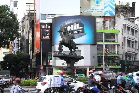 Tượng đài Thánh Gióng tại vòng xoay Ngã 6.