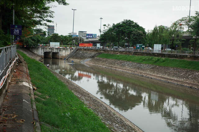 Chính thức tháo dỡ hệ thống thí điểm làm sạch sông Tô Lịch - Ảnh 1.