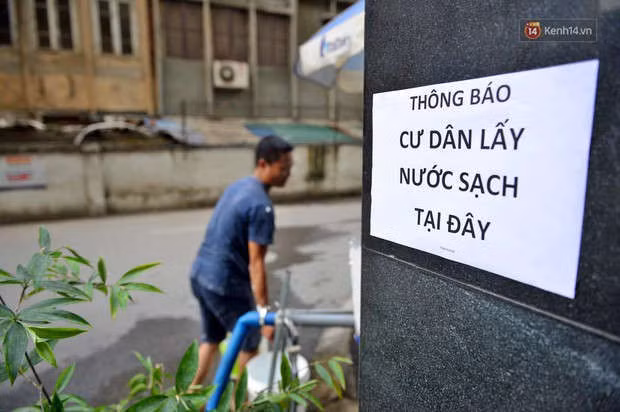 Ảnh: Dầu lắng cặn, bốc mùi nồng nặc khi thau bể nước tại khu đô thị Hà Nội sau sự cố ô nhiễm nước sông Đà - Ảnh 15.