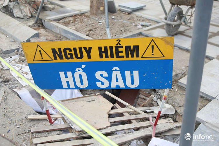 Nhiều hố được đào bới ngổn ngang.