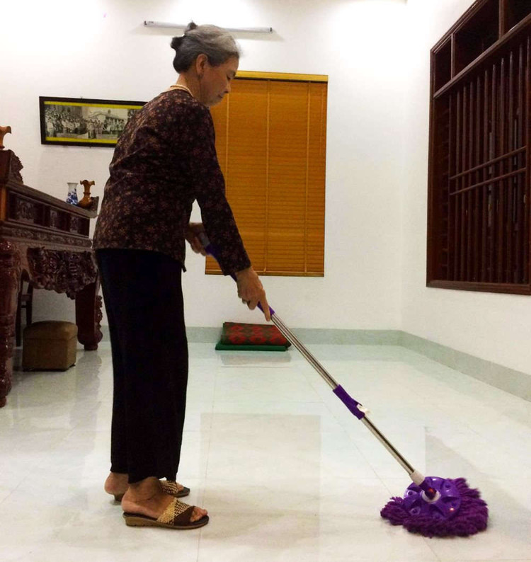 Cụ bà Dương Thị Xuân sau phẫu thuật khớp gối tại Bệnh viện Đa khoa Vinmec Hải phòng đã đứng dậy đi lại, làm việc nhà sau nhiều năm ngồi một chỗ.