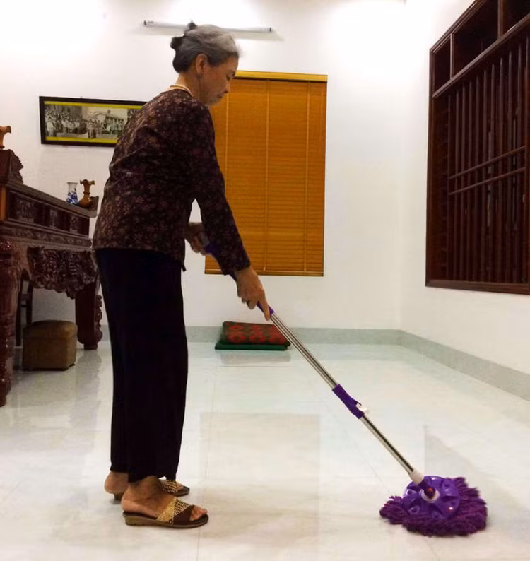 Cụ bà Dương Thị Xuân sau phẫu thuật khớp gối tại Bệnh viện Đa khoa Vinmec Hải phòng đã đứng dậy đi lại, làm việc nhà sau nhiều năm ngồi một chỗ.