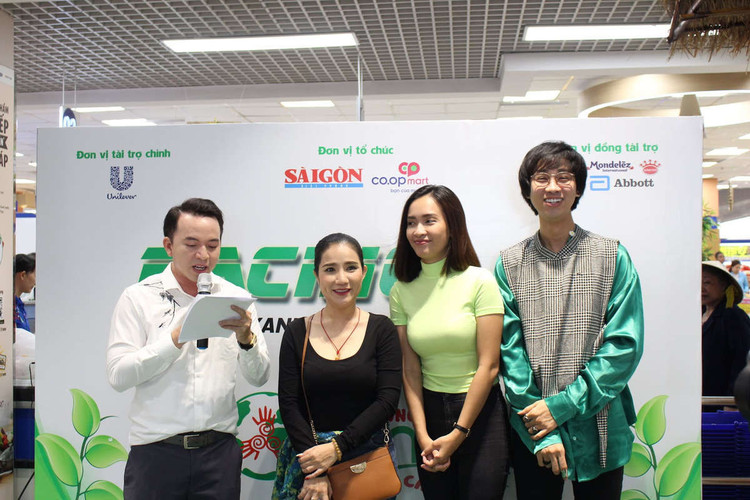 Các đại sứ chương trình: Diễn viên Cát Tường, Ca sĩ Ái Phương VÀ diễn viên Hải Triều đang nghe thể lệ cuộc thi.