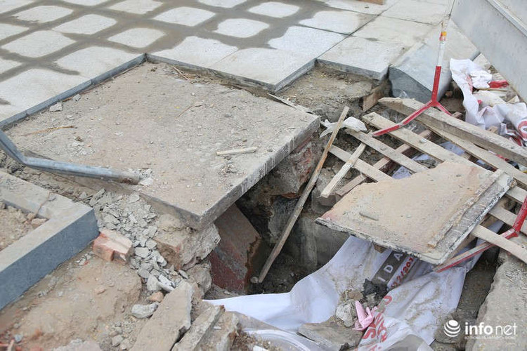 Theo ghi nhận của PV Infonet, tại đường Thái Hà (quận Đống Đa, Hà Nội), nhiều đoạn đường đang đào xới, tập kết ngổn ngang vật liệu xây dựng để lát đá vỉa hè.