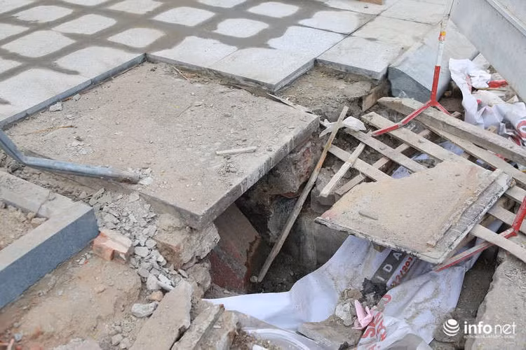 Theo ghi nhận của PV Infonet, tại đường Thái Hà (quận Đống Đa, Hà Nội), nhiều đoạn đường đang đào xới, tập kết ngổn ngang vật liệu xây dựng để lát đá vỉa hè.