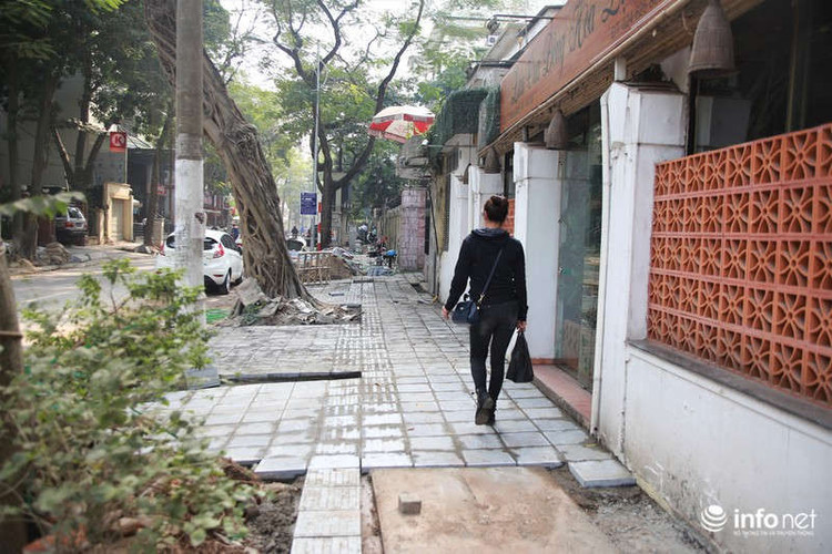 Khiến việc đi lại trên vỉa hè rất khó khăn.