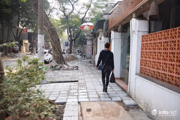Khiến việc đi lại trên vỉa hè rất khó khăn.