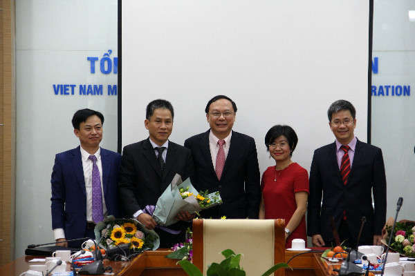 Đại diện lãnh đạo Bộ Tài nguyên và Môi trường và Viện Khoa học tài nguyên nước chúc mừng tân Viện trưởng Viện Khoa học tài nguyên nước