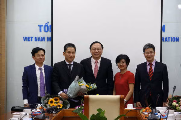 Đại diện lãnh đạo Bộ Tài nguyên và Môi trường và Viện Khoa học tài nguyên nước chúc mừng tân Viện trưởng Viện Khoa học tài nguyên nước