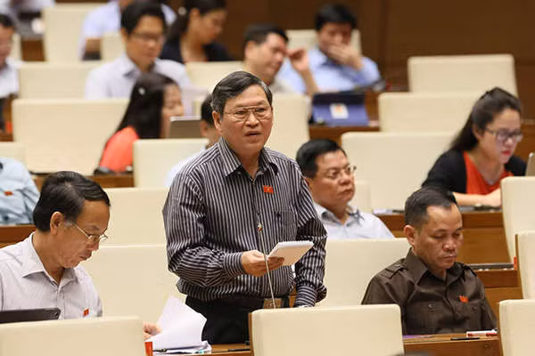 Cán bộ trẻ hay được hỏi ‘là con đồng chí nào’