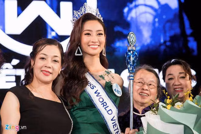 Hoa hau Luong Thuy Linh - 12 nam hoc gioi, me lam Giam doc Kho bac hinh anh 1 