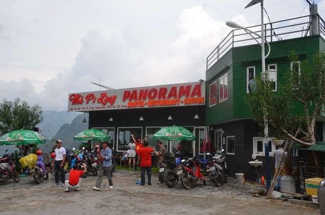 Cận cảnh Mã Pì Lèng Panorama “khoác áo” màu xanh trước khi bị tháo dỡ - 9