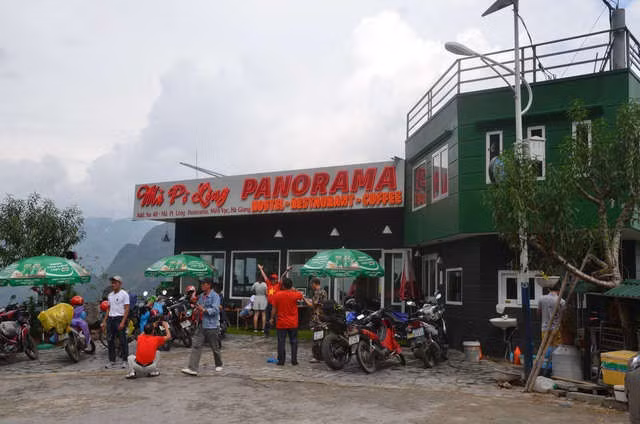 Cận cảnh Mã Pì Lèng Panorama “khoác áo” màu xanh trước khi bị tháo dỡ - 9