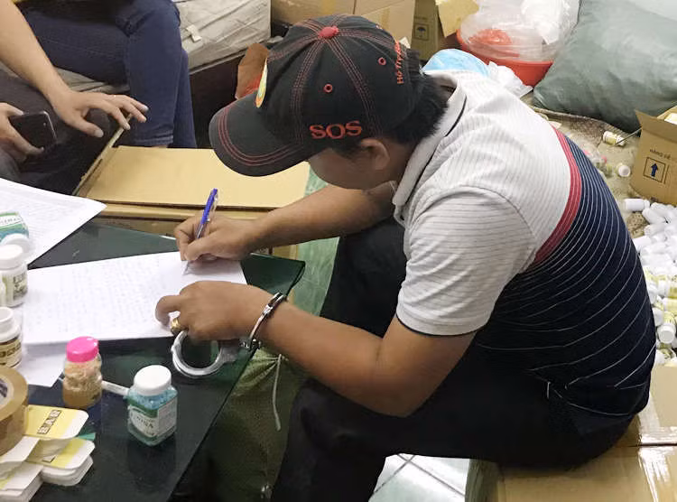 Một nghi can trong đường dây sản xuất thuốc giả. Ảnh: Công an TP HCM.