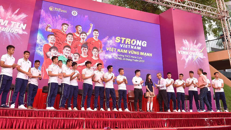 Dàn cầu thủ CLB Bóng đá Hà Nội giao lưu với học sinh trường Marie Curie.