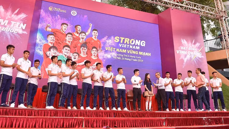 Dàn cầu thủ CLB Bóng đá Hà Nội giao lưu với học sinh trường Marie Curie.