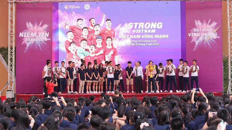 Thầy hiệu trưởng trường Marie Curie thay mặt thầy và trò trong trường tặng chiếc Cup của người hâm mộ dành tặng các cầu thủ CLB bóng đá Hà Nội.