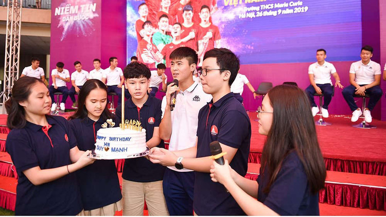 Duy Mạnh được các em học sinh trường Marie Curie tặng bánh sinh nhật tại chương trình.