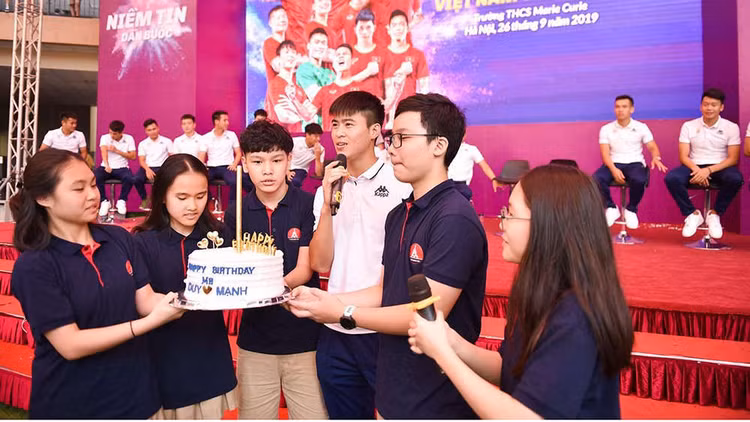 Duy Mạnh được các em học sinh trường Marie Curie tặng bánh sinh nhật tại chương trình.