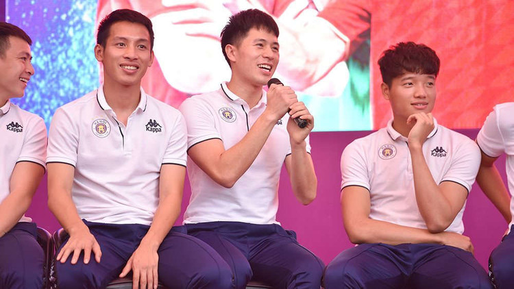 Đình Trọng ngượng ngùng trước câu hỏi khó của fan nữ.