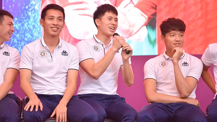 Đình Trọng ngượng ngùng trước câu hỏi khó của fan nữ.