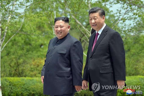 Chủ tịch Trung Quốc Tập Cận Bình và nhà lãnh đạo Triều Tiên trong chuyến thăm tới Bình Nhưỡng hồi tháng Sáu. Ảnh: KCNA/ Yonhap