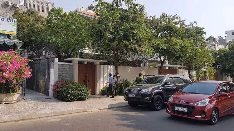 Xe công an ghé nhà cựu Phó chủ tịch UBND TP Đà Nẵng - ảnh 4
