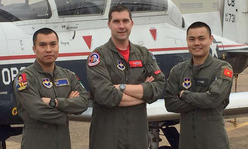 Phi công Việt Nam và sĩ quan huấn luyện Mỹ (giữa) tại căn cứ Columbus. Ảnh: Đại sứ quán Mỹ.