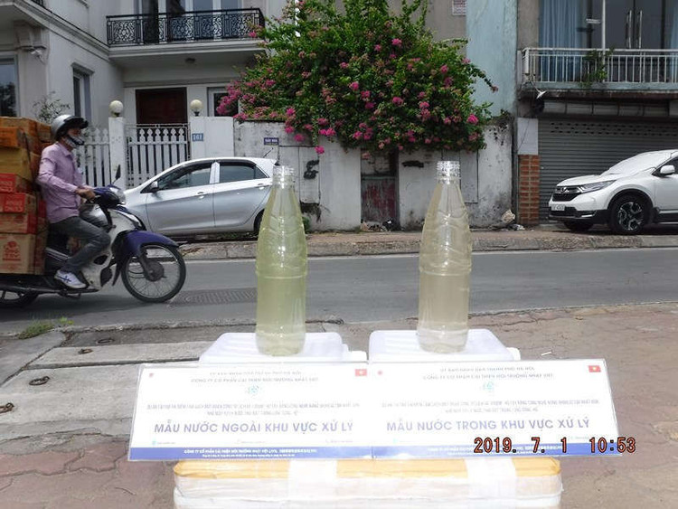 So sánh 2 mẫu nước trong và ngoài khu vực xử lý.