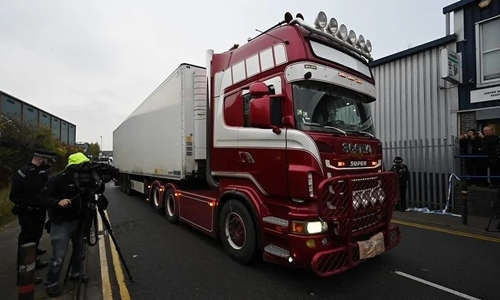 Cảnh sát lái chiếc xe container chở 39 thi thể tại Watergate ngày 23/10. Ảnh: AFP.