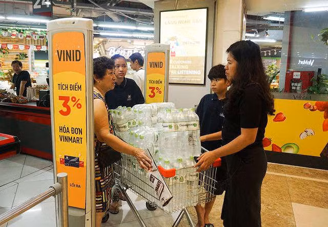 Hà Nội: Người dân ùn ùn đi mua nước đóng chai ở siêu thị - 2