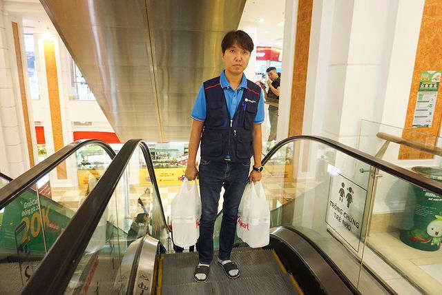 Hà Nội: Người dân ùn ùn đi mua nước đóng chai ở siêu thị - 9