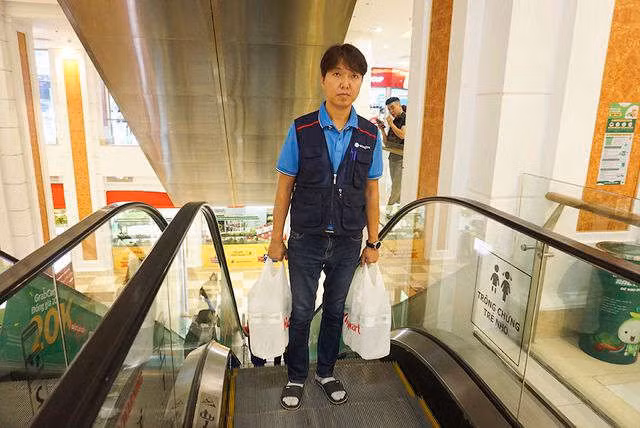 Hà Nội: Người dân ùn ùn đi mua nước đóng chai ở siêu thị - 9