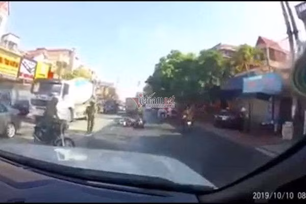 Công an ở Hải Phòng nhao ra đường chặn xe, đôi nam nữ ngã lộn nhào