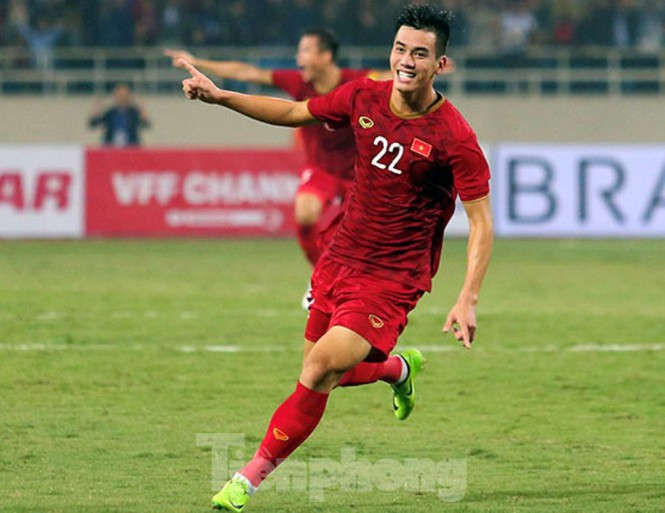 Bố tiền đạo Tiến Linh: ‘Mỗi lần Quốc ca Việt Nam vang lên, tôi cứ ứa nước mắt’ - ảnh 1