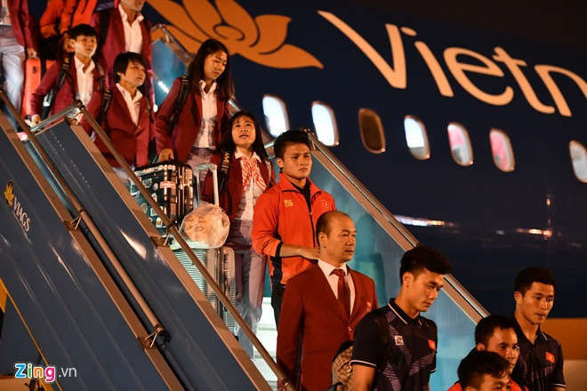 May bay dua nha vo dich SEA Games ha canh xuong Noi Bai hinh anh 2 