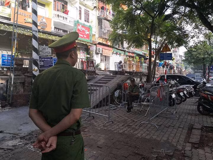 'Ngoại bất nhập', đóng cửa cà phê đường tàu từ sáng nay